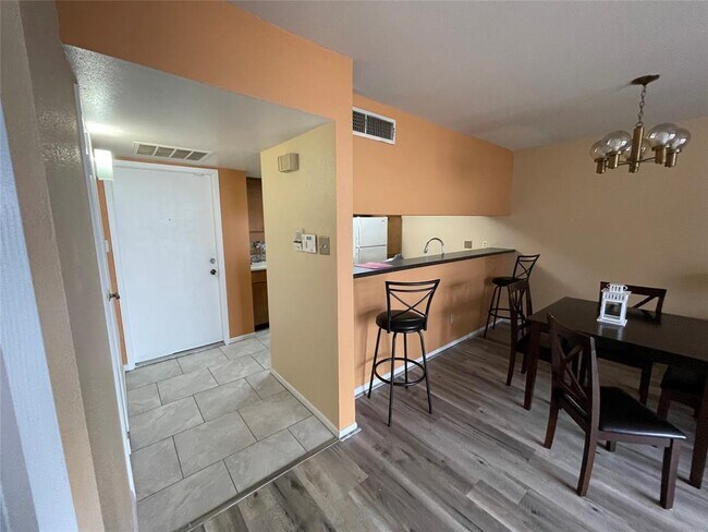 Building Photo - 2814 S Bartell Dr