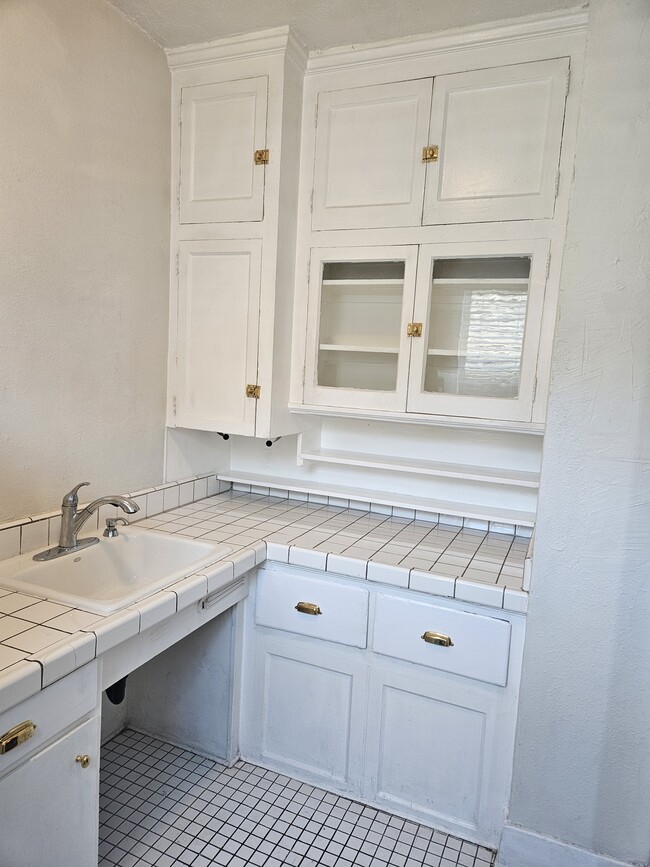 Building Photo - 2520 W 7th St