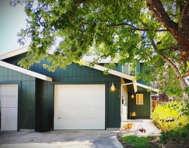 Building Photo - 548 NE Negus Lp