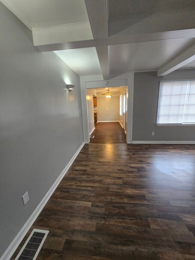 Building Photo - Three Bedroom Home Located in Warren Township near 10th and Franklin Rd