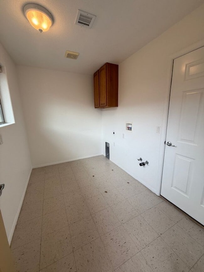 Building Photo - 2 Bedroom 2 Bath Contact Property Pros 928-634-7710