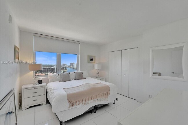 Building Photo - 2600 E Hallandale Beach Blvd