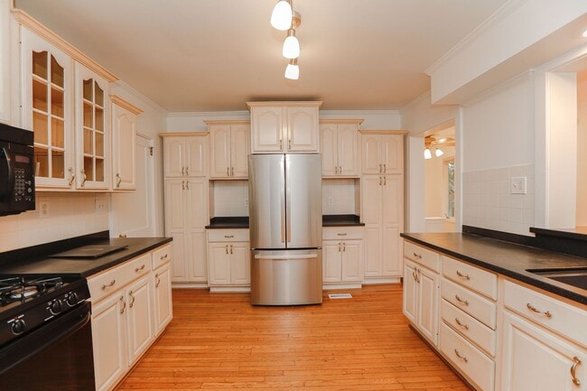 Building Photo - Beautiful Lake Home Rental in Norfolk!