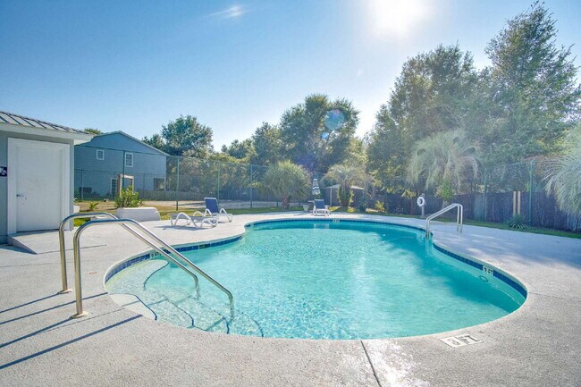 Building Photo - Navarre 3/2.5 Townhome – Minutes from Nava...
