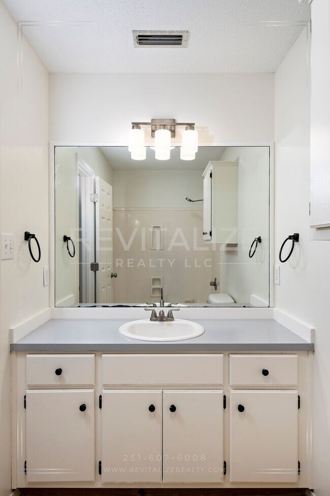 Building Photo - Charming 3-Bed 2-Bath Brick Home in West Mobile