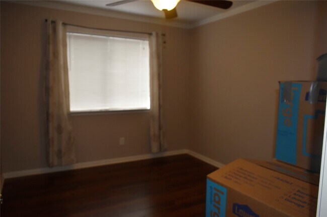 Building Photo - 10519 N Newpark Dr