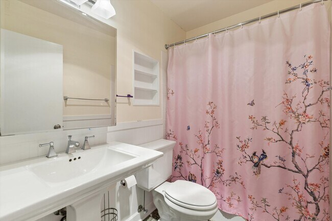 Building Photo - 1850 N Clark St