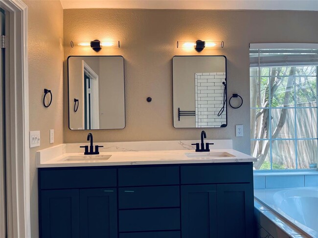 Building Photo - 5405 Apache Creek Cove