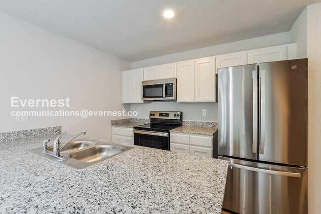 Building Photo - 5 Bed/3 Bath Home with Fenced Yard / Pet-friendly / Coming Soon!