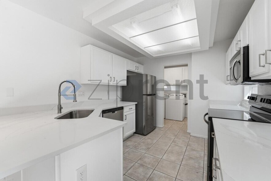 Building Photo - 17606 N 17th Pl