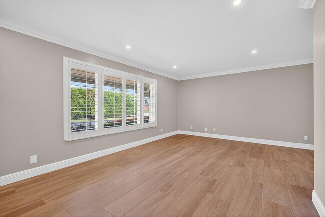 Building Photo - 905 Shore Dr