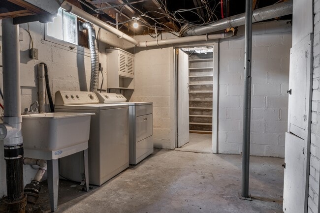 Building Photo - 712 W 22nd St