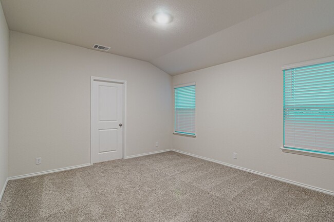 Building Photo - $300 OFF 1ST MONTH RENT IF YOU MOVE IN WIT...