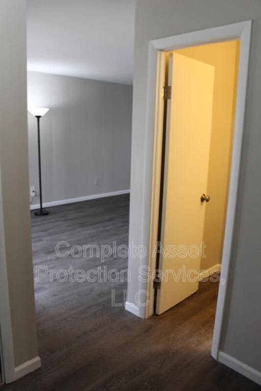 Building Photo - 7019 Van Buren Ln