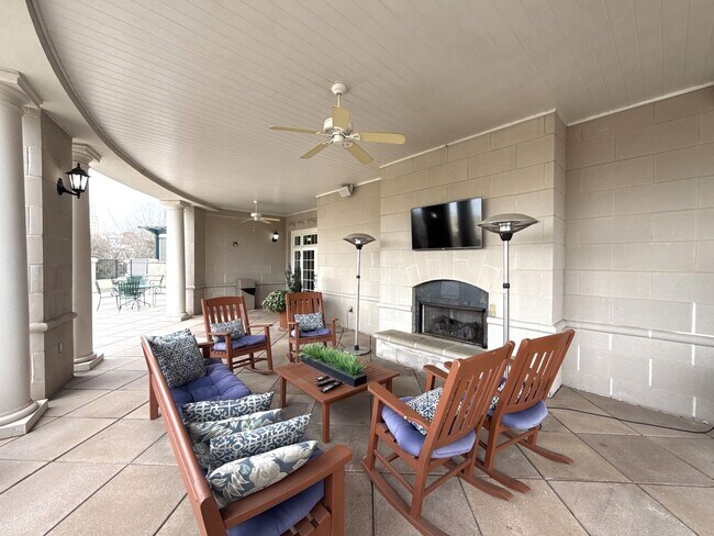 Building Photo - Fifth & Poplar - T.R. Lawing Realty Property