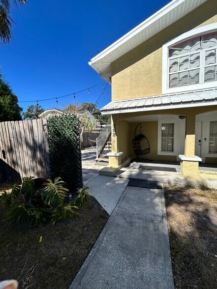 Building Photo - 203 W Crest Ave