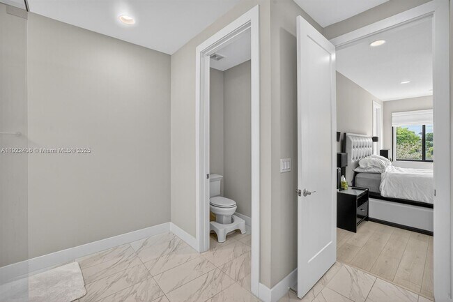 Building Photo - 1402 SW 4th Ave