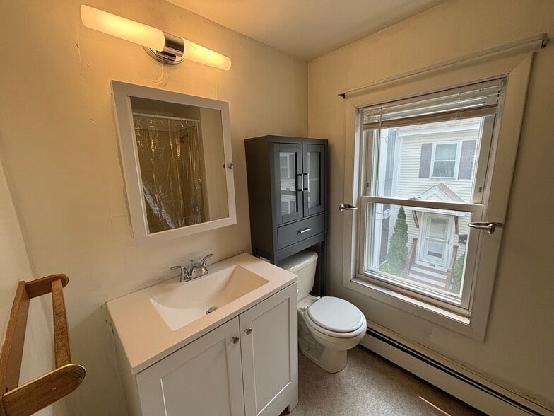 Building Photo - 164 Bowen St