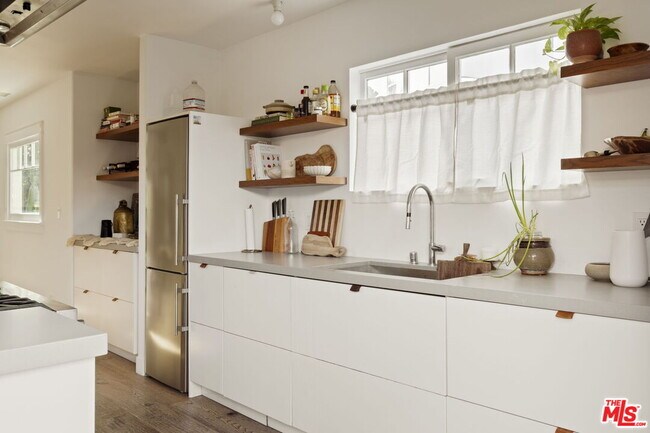 Building Photo - 601 Crestmoore Pl