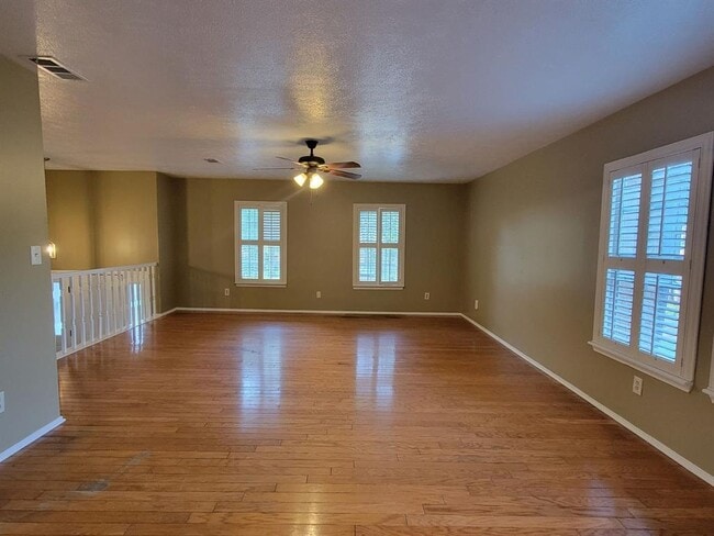 Building Photo - 3222 River Valley Dr