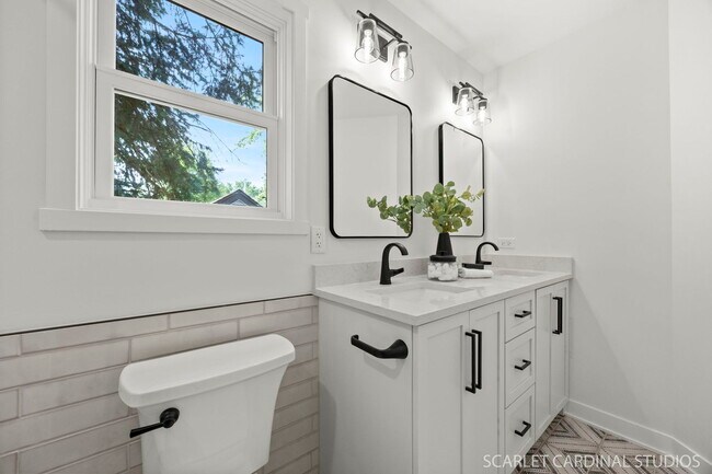 Building Photo - 715 N Brainard St