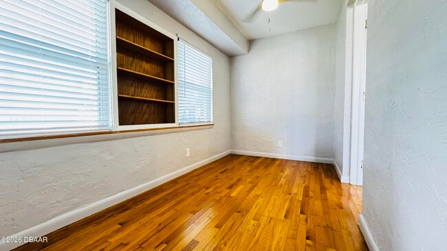 Building Photo - 921 N Wild Olive Ave