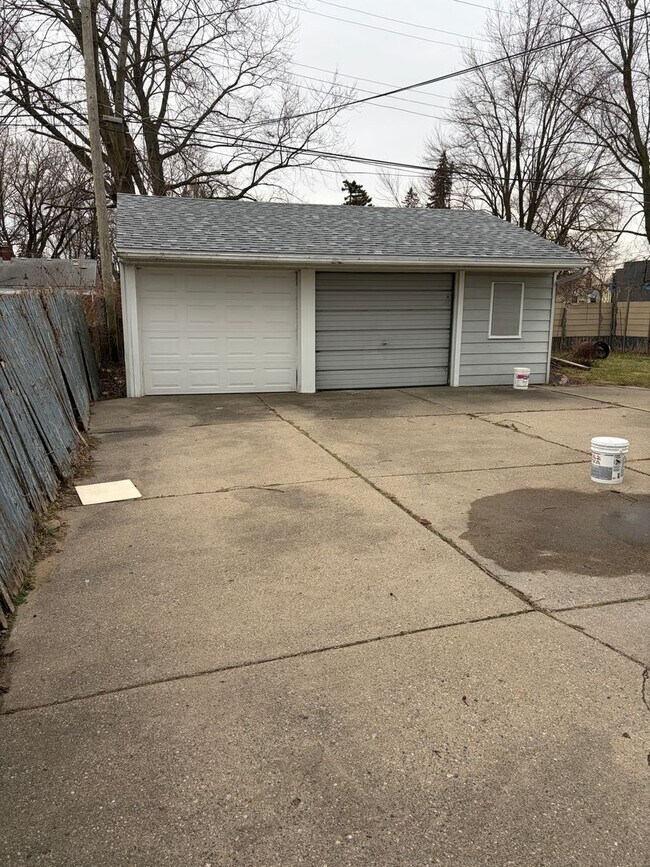 Building Photo - PRICE REDUCED!!4 bedroom 1 bath newly remodeled ranch in Dearborn Heights