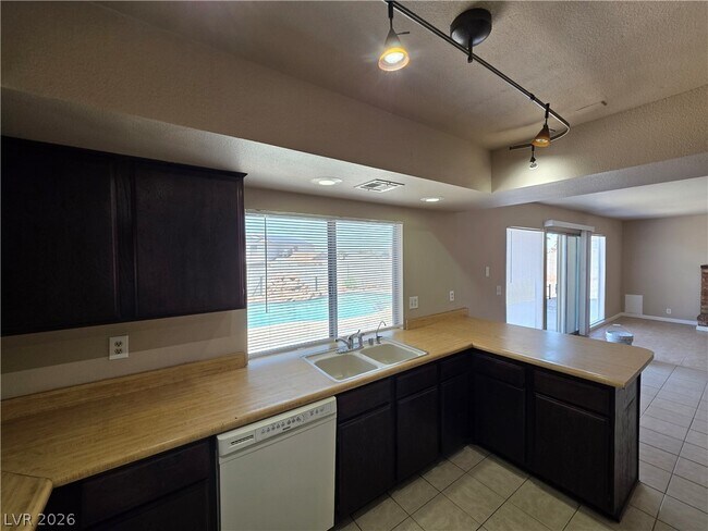 Building Photo - 1745 Mt Hood St