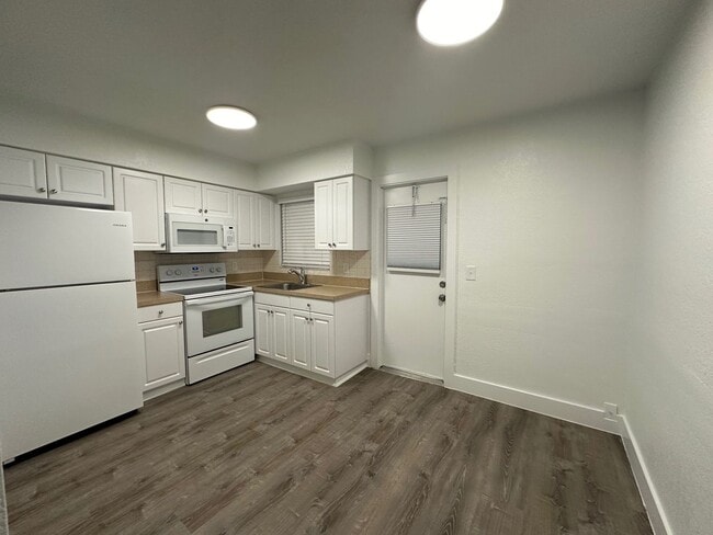 Building Photo - Lighthouse Point Apartments LLC