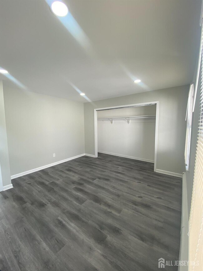 Building Photo - 111 Riva Ave