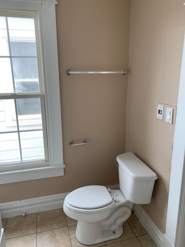 Building Photo - 1715 Park St