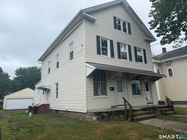 Building Photo - 222 N Cherry St