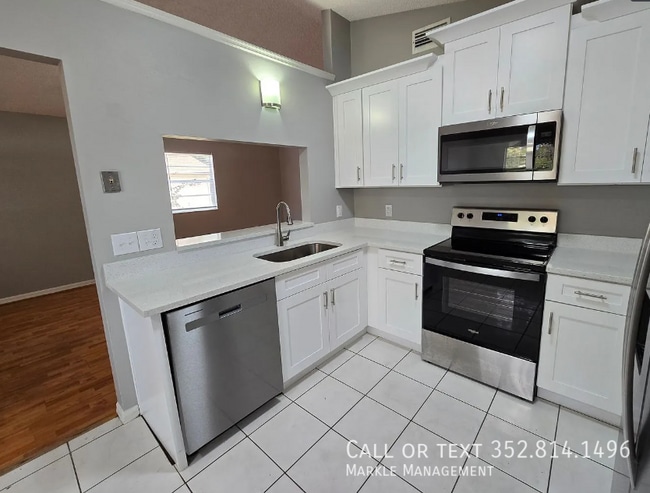 Building Photo - 2703 Lorraine Dr