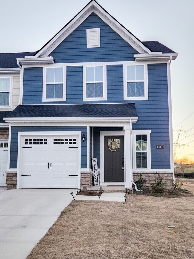 Building Photo - Beautiful, new build in quiet neighborhood