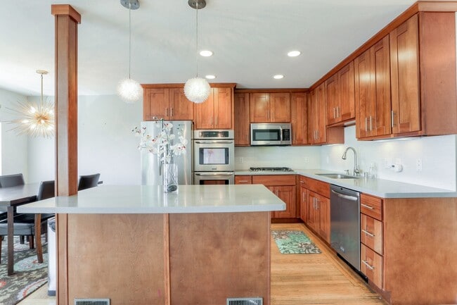 Building Photo - Charming 3 Bedroom and 2 Bath Home in Glen...