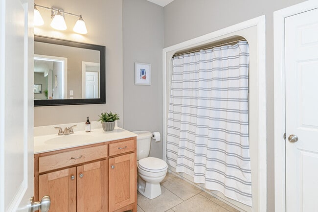 Building Photo - 2 E Clarkson Rd