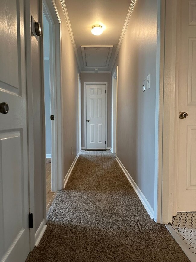 Building Photo - Large Home on the Eastside on a deadened street - Pre Lease