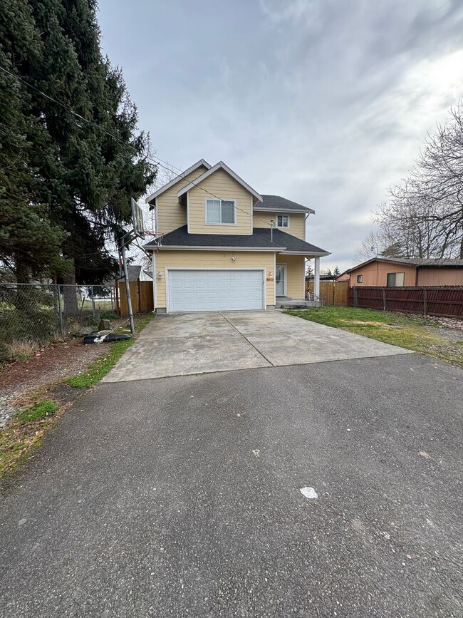 Building Photo - Lovely Midland Home with Fenced Yard and L...