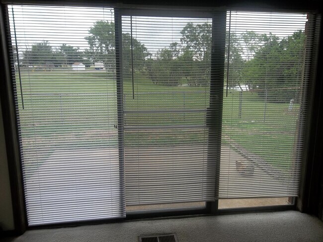 Building Photo - 421-423 Britton Ct.