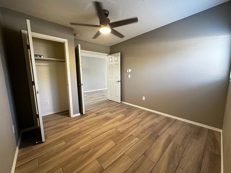 Building Photo - 2911 E Cherry Hills Dr