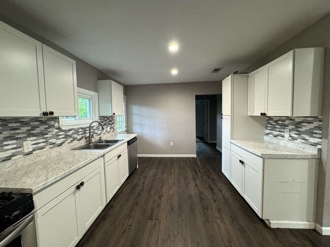 Building Photo - 1910 Little St