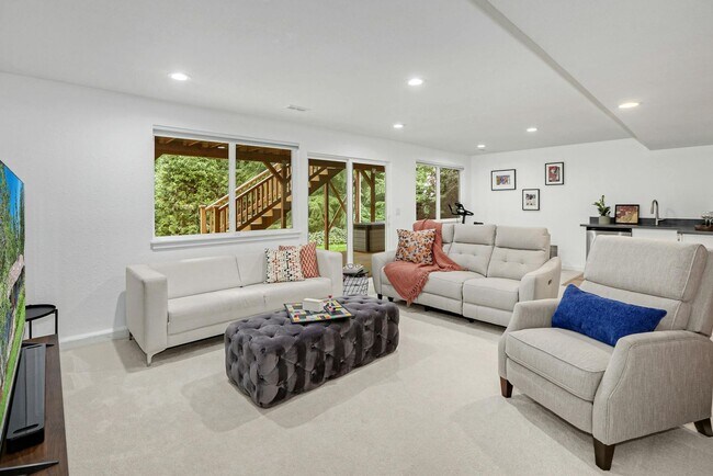 Building Photo - 5bd/2.5ba Bellevue Home