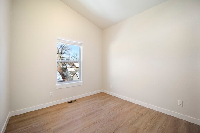 Building Photo - 824 E Moreno Ave