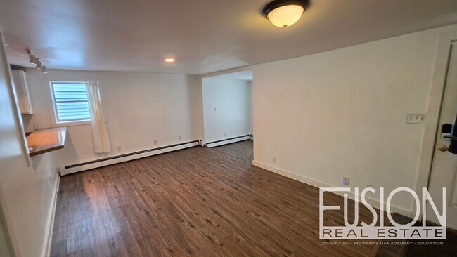 Building Photo - 446 Colchester Ave