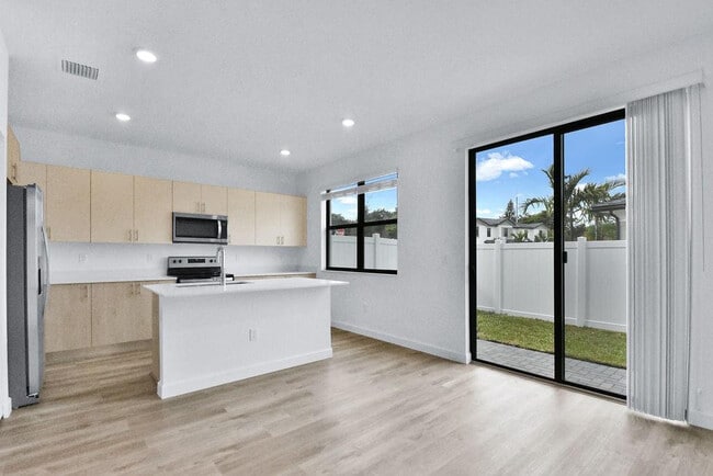 Building Photo - 4083 Sunset Wy