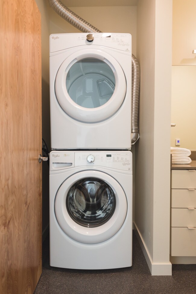 Building Photo - Reverb