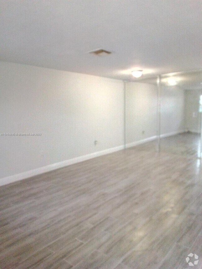 Building Photo - 550 SW 115th Ave