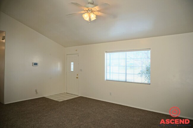 Building Photo - Spacious 3BD/2BA Home on a Large Lot in Bakersfield — Covered Patio, Garage & Pets Welcome!
