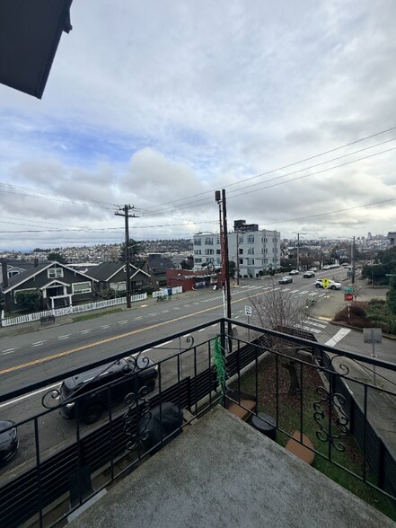 Building Photo - 2117 Dexter Ave N