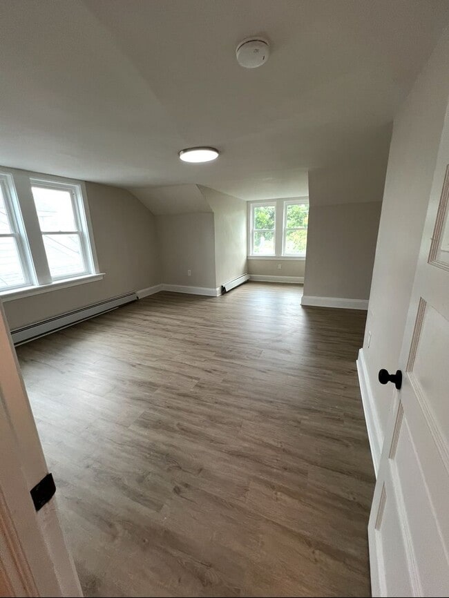 Building Photo - A Rare 5 Bedroom Renovated House Available...